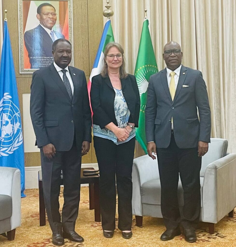 titular Simeón Oyono Esono Angue titular de asuntos exteriores, con su omologo  Abdou Abarry; representante de las Naciones Unidas para África Central